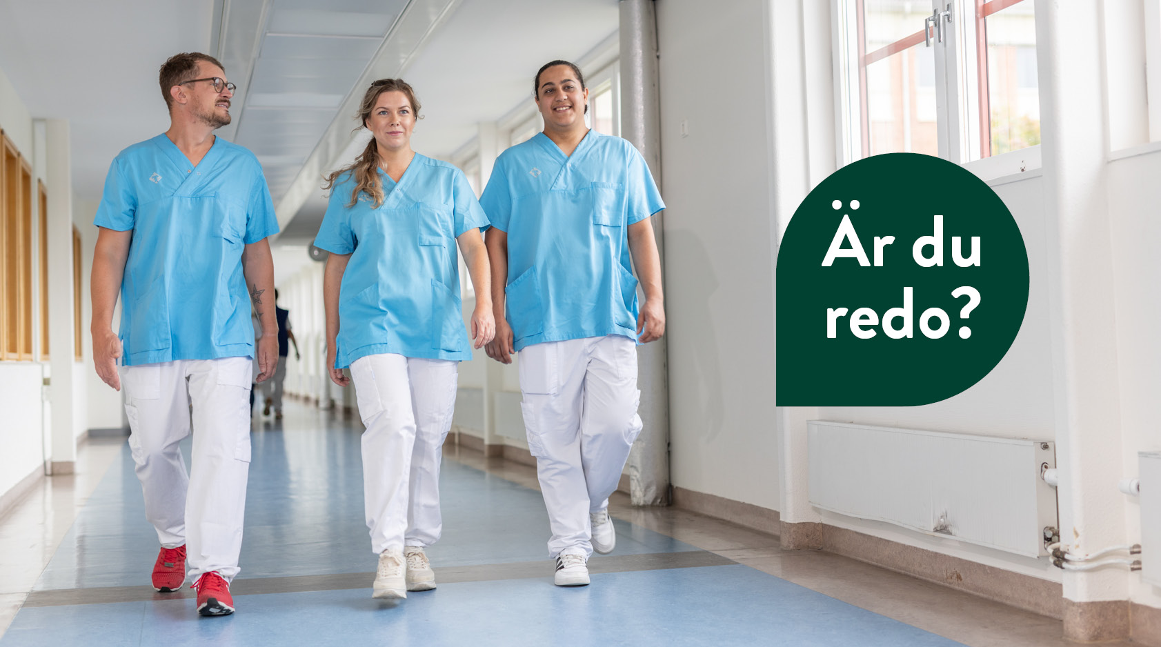 Tre personer i vårdkläder går i en korridor. Grafik med texten "Är du redo?".