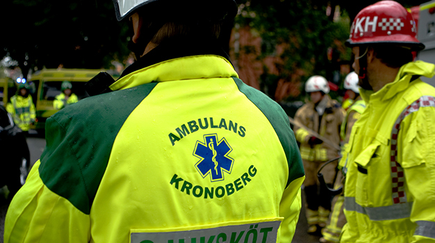 En ambulanssjukvårdare och räddningspersonal.